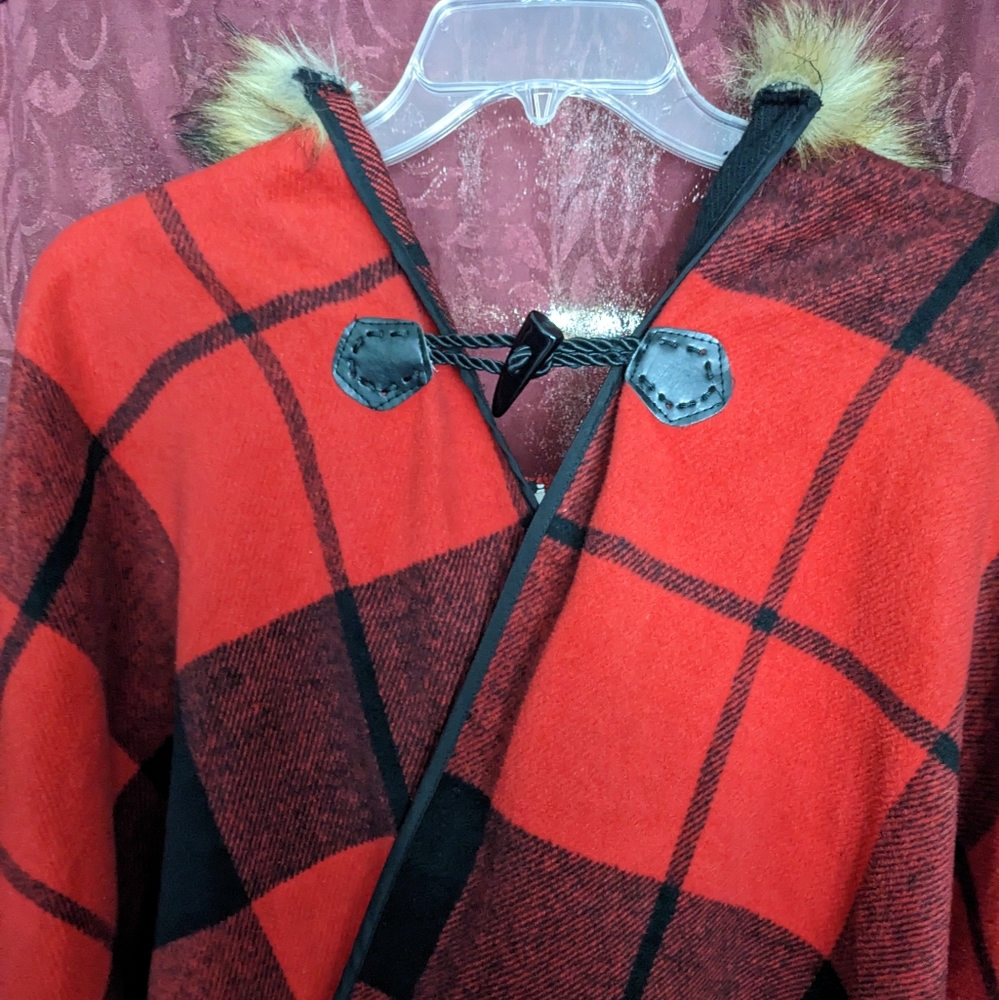 Hooded buffalo plaid symmetrical cape poncho red and black checkered - Picture 5 of 15